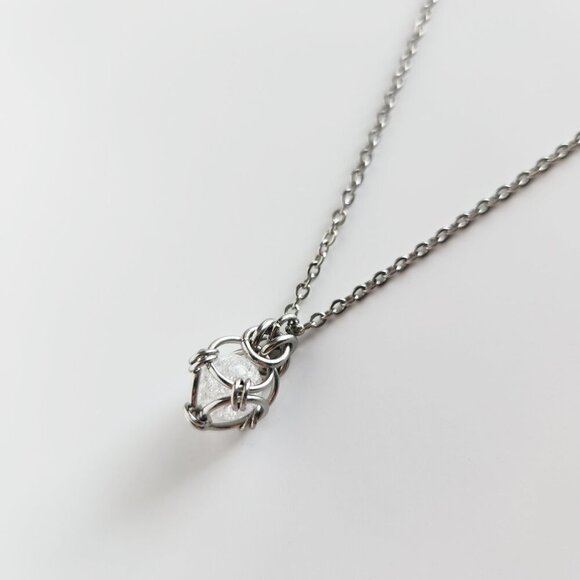 Fairy crystal necklace with a small and dainty silver chain ✦ chainmaille ✦ - Picture 6 of 6